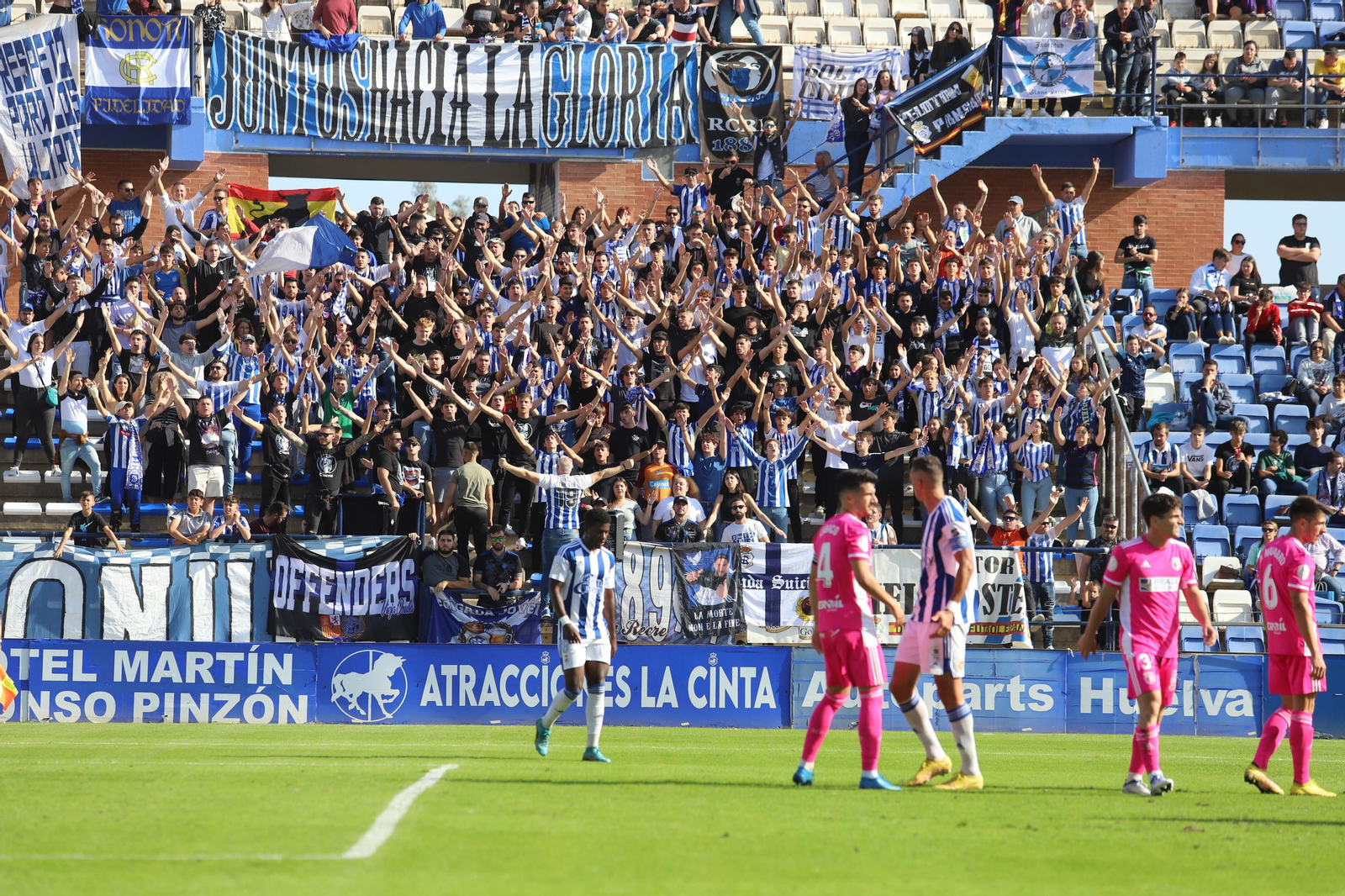 Imágenes del gran ambiente en el Nuevo Colombino para ver el  Recre-Burgos