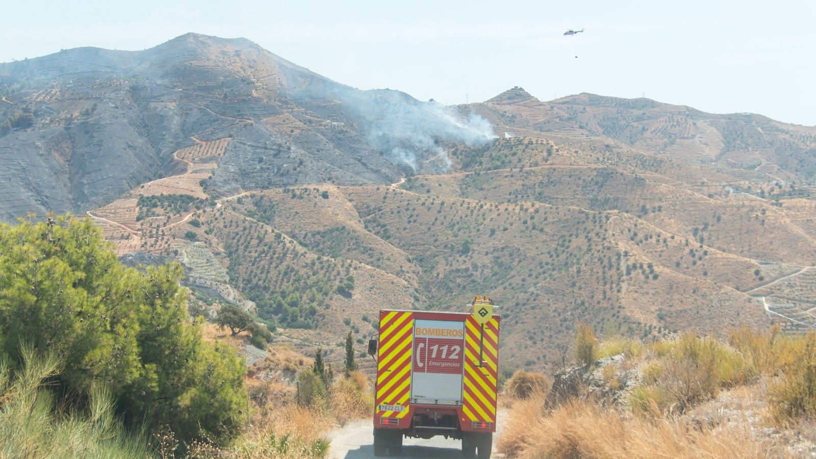 El trabajo para controlar el incendio de Almuñécar, en imágenes