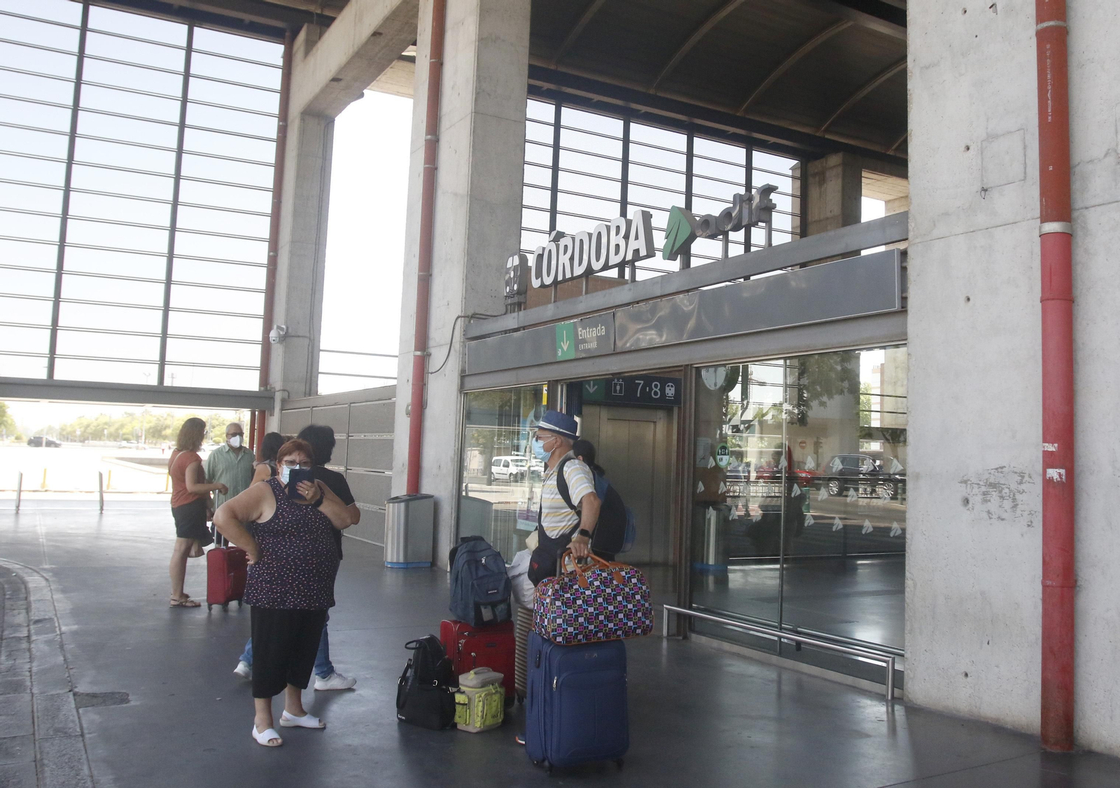 Viajeros en la estación de Renfe de Córdoba.