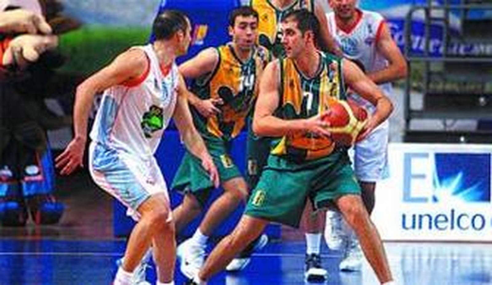 Juanma Ruiz, con el balón, en el Tenerife-Villa de la pasada Liga.