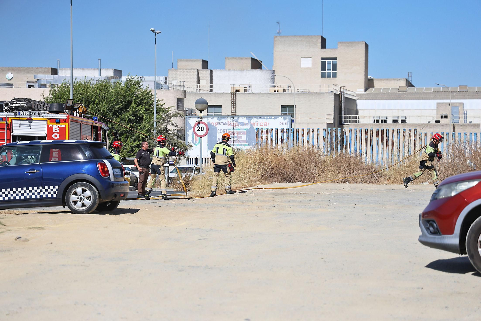 Imágenes del incendio junto al Hospital Juan Ramón Jiménez y el campo de fútbol de El Torrejón en Huelva