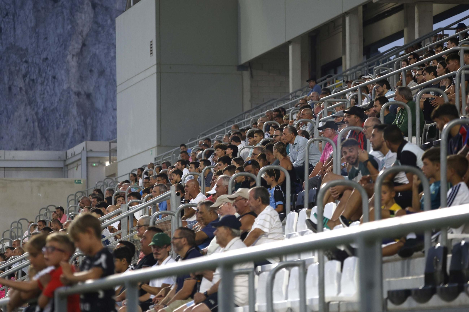 La grada del Ciudad de La Línea, en el partido ante el Juventud de Torremolinos.