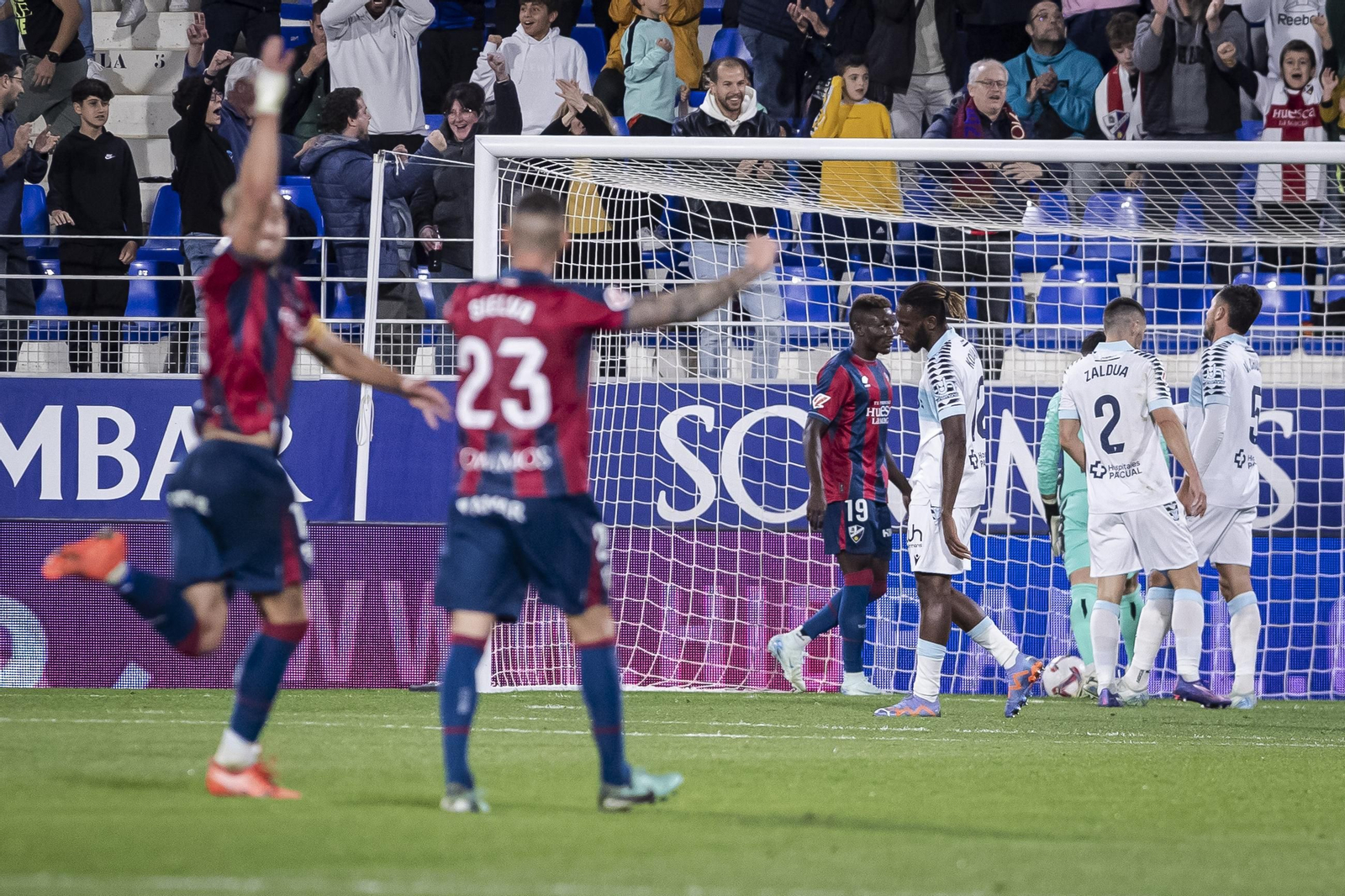 Las imágenes del partido entre el Huesca y el Cádiz C.F