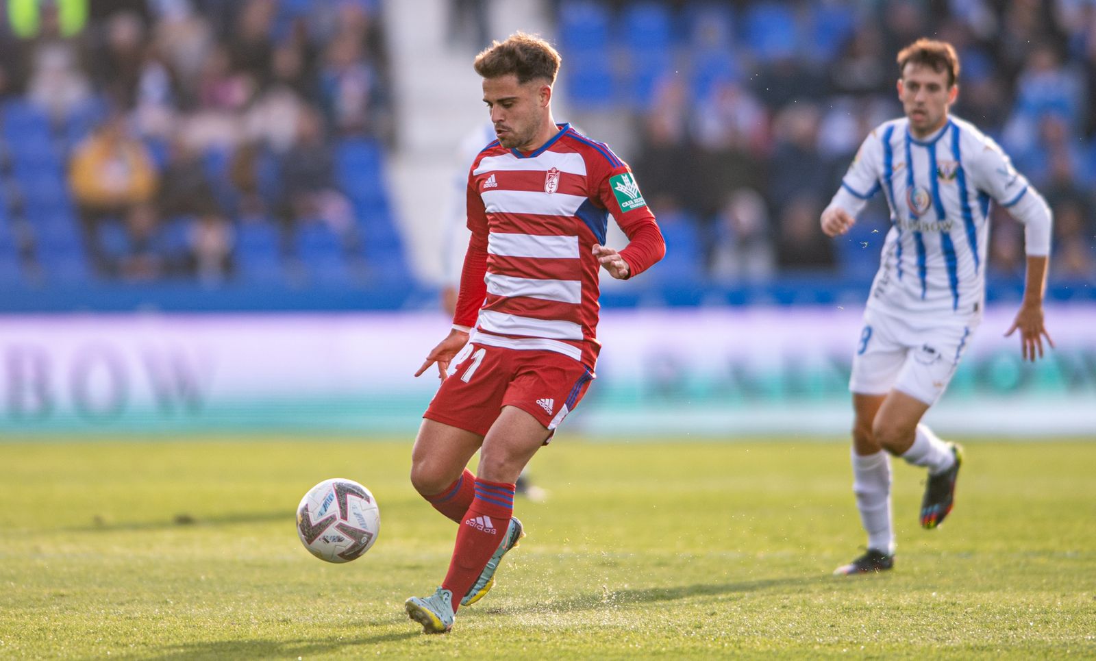 Melendo conduce el balón en el partido del Granada CF ante el Leganés