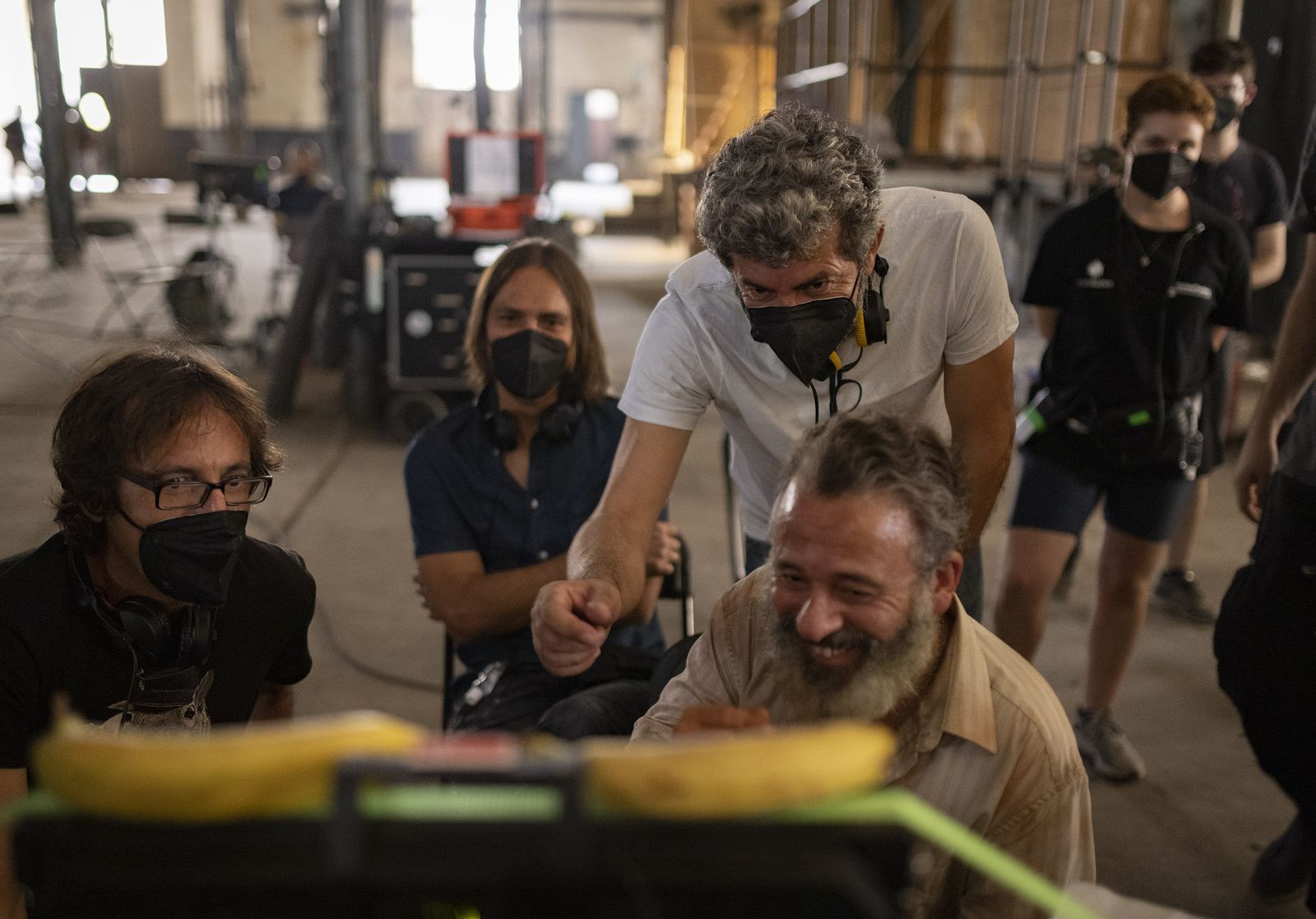 El script Paco R. Baños, el guionista Rafael Cobos, el director Alberto Rodríguez y el actor Javier Gutiérrez en el rodaje de 'Modelo 77'.