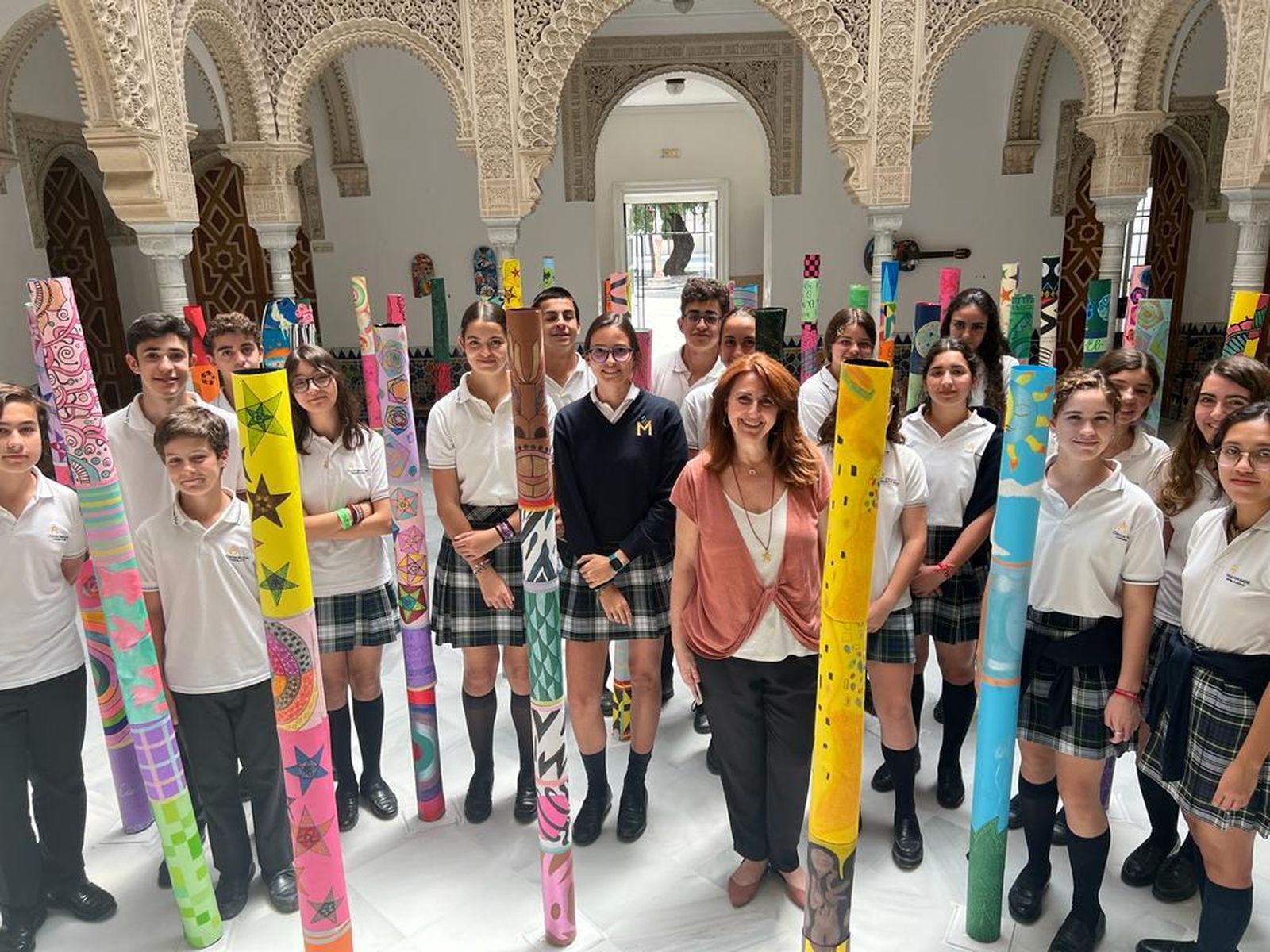 Alumnos de Secundaria del Colegio Montaigne se adentran en la instalación artística.