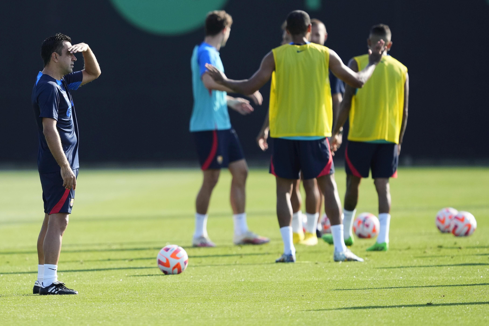 Xavi observa el último entrenamiento.
