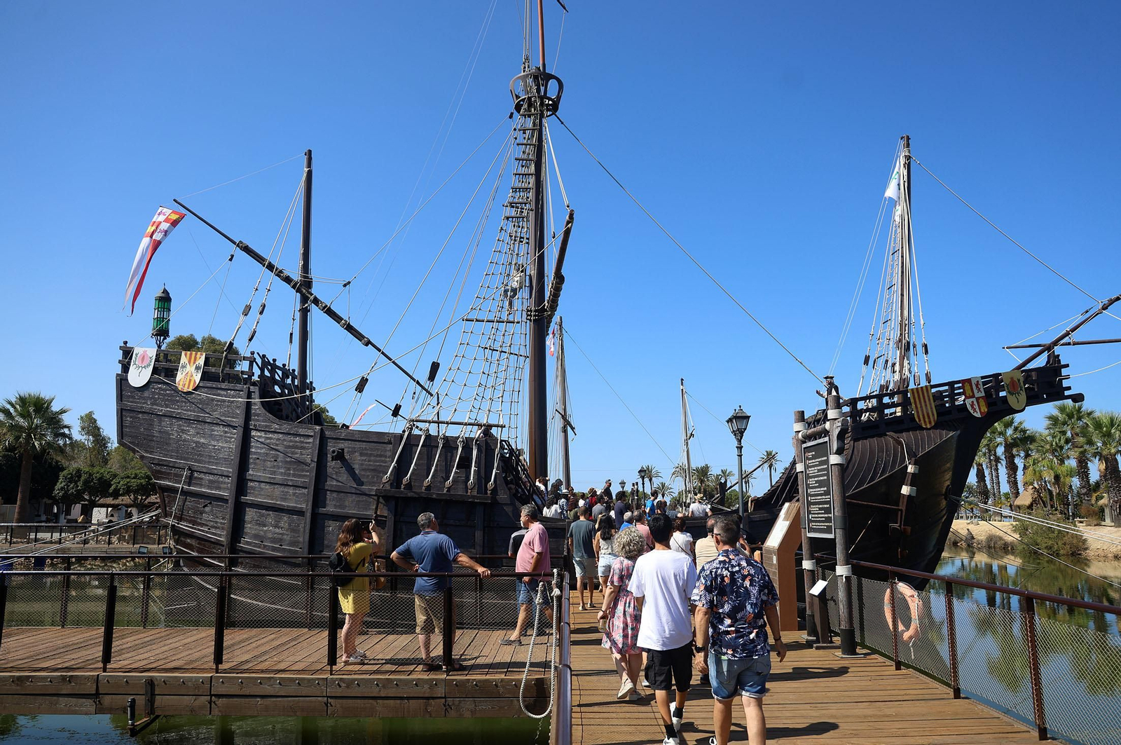 Imágenes de la Jornada de Puertas Abiertas del Muelle de las Carabelas con motivo del 3 de agosto