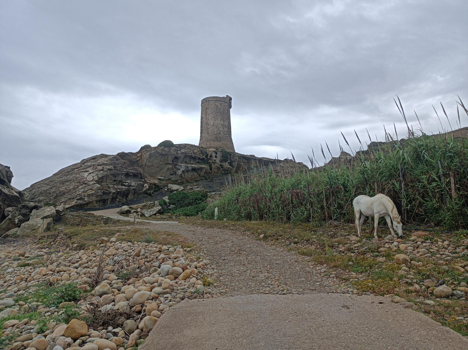 La Torre de Gudalmesí. Vadeamos el río por ese paso de hormigón.