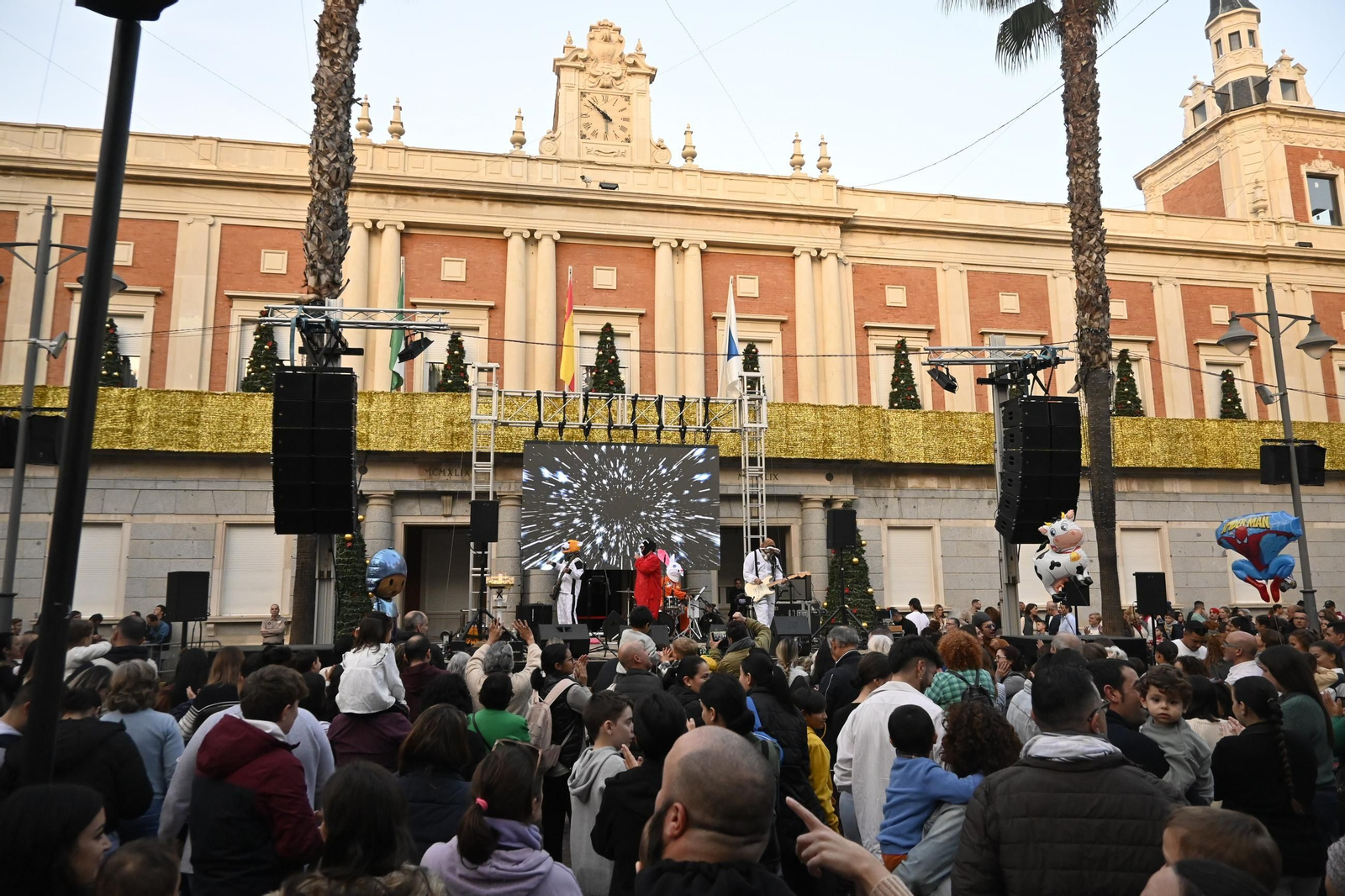 Imágenes de la nevada y alumbrado navideño en Huelva