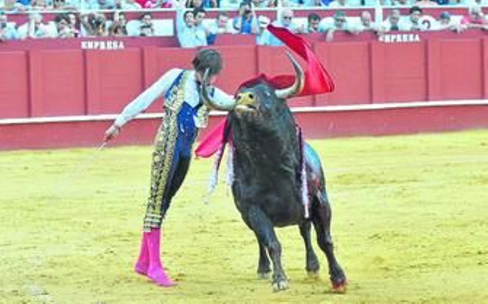 Roca Rey, desmadejado, continúa la lidia del tercero tras sufrir una fuerte voltereta.