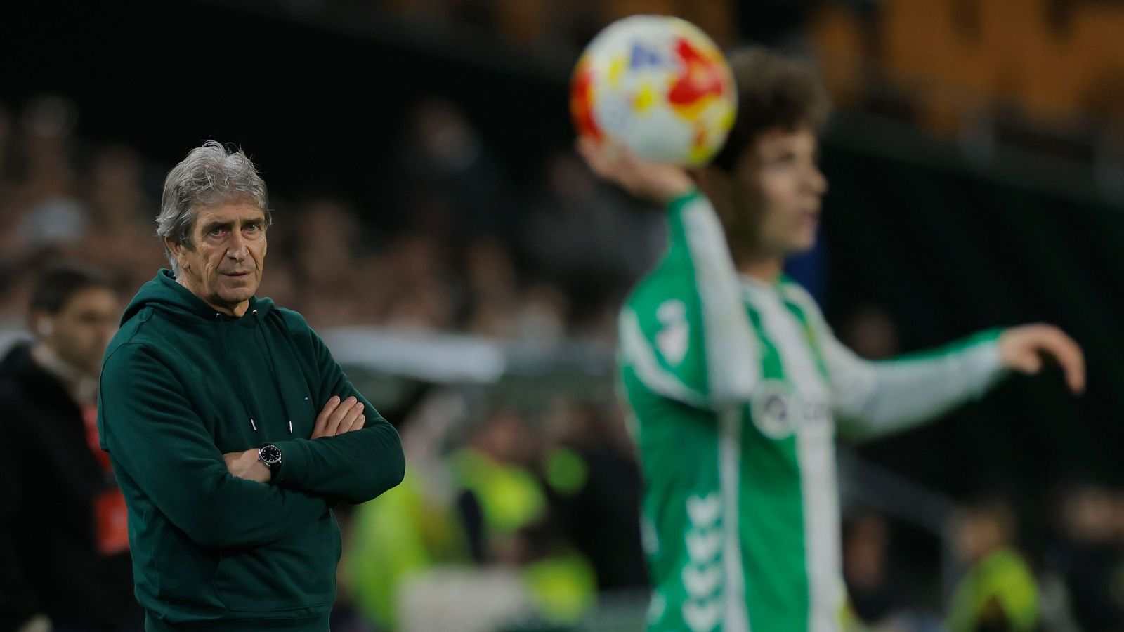 Manuel Pellegrini observa un lance del encuentro.