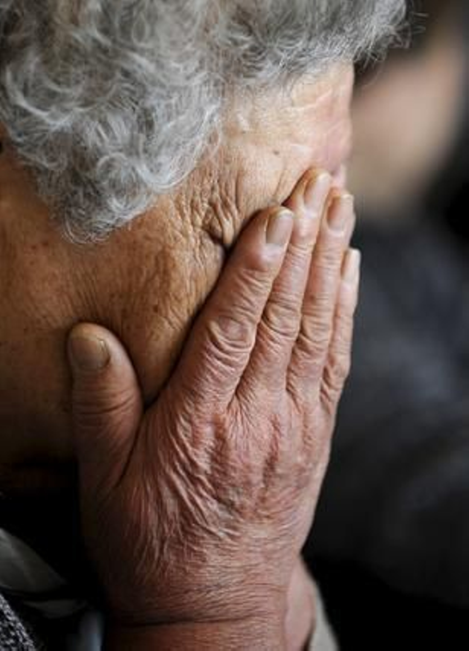 Una anciana llora tras lo sucedido.