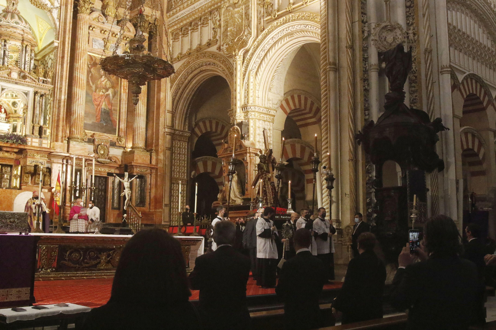 El Vía Crucis de las Cofradías de Córdoba, en imágenes