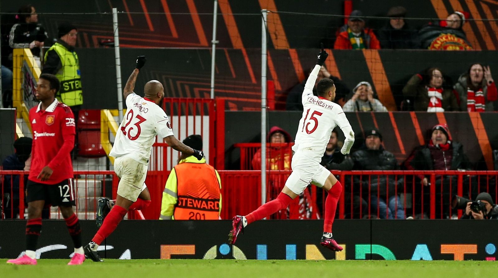 En-Nesyri corre con Marcao detrás para celebrar el 2-2.