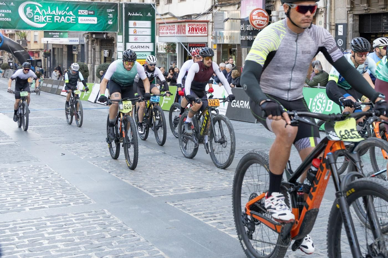 En imágenes: la Andalucía Bike Race dice adiós a Jaén con una etapa marcada por Jabalcuz