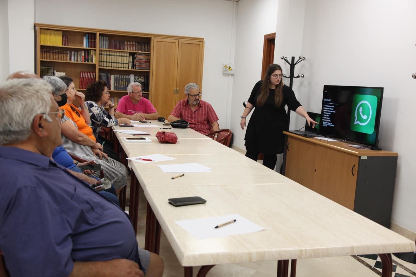 'Ciberabuelos', el taller de La Zubia  que enseña a los mayores a utilizar el móvil