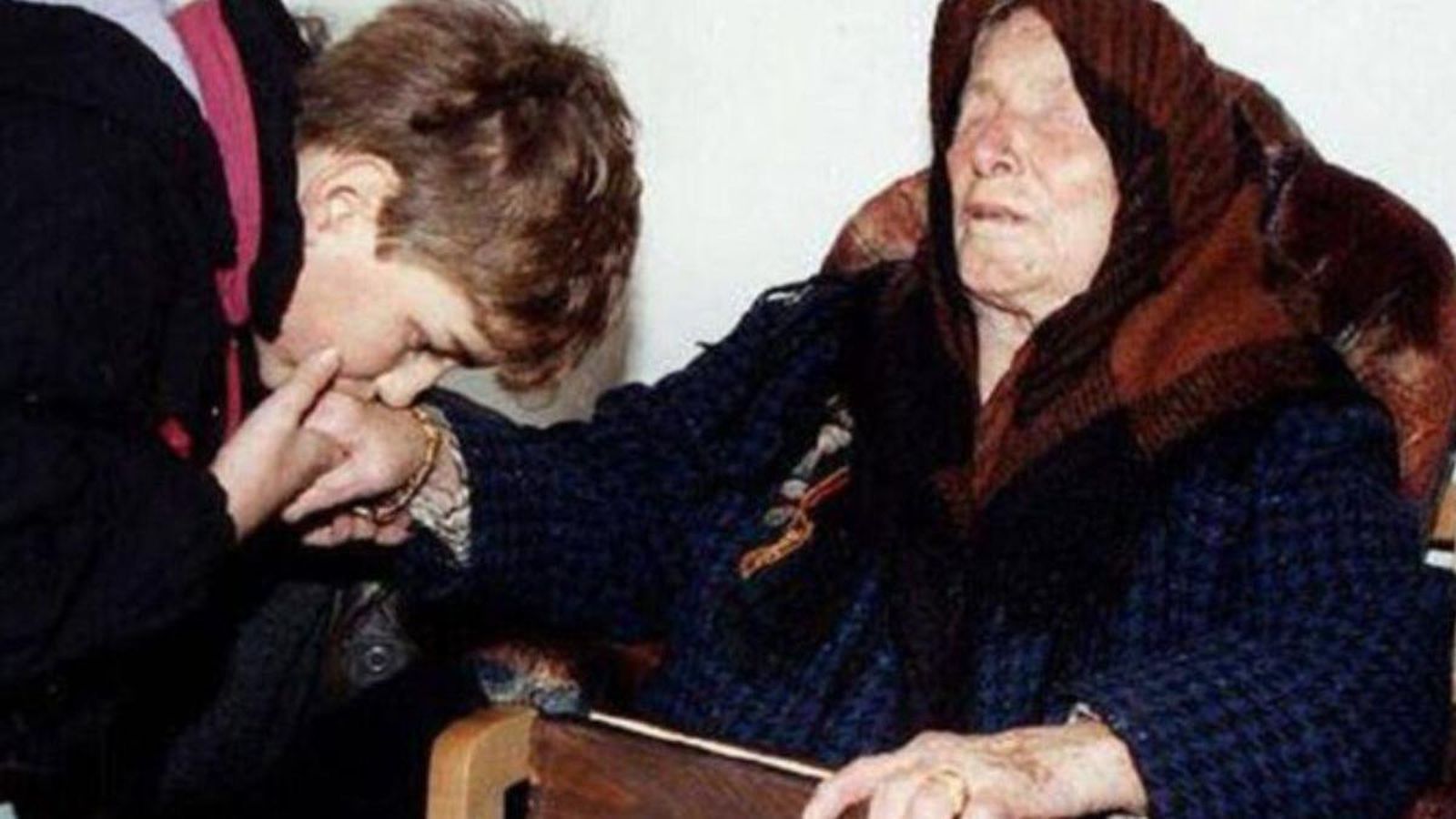 Baba Vanga, con un seguidor que le besa la mano