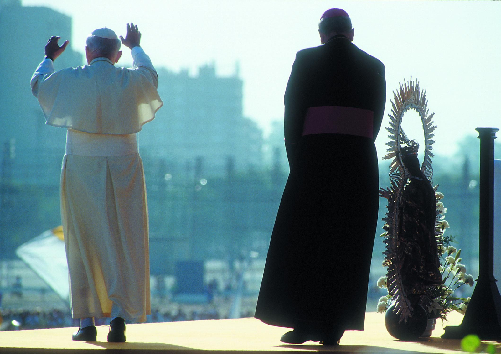 Juan Pablo II saluda  los fieles concentrados en el campo de la Feria, junto a monseñor Amigo y la imagen de la Pura y Limpia del Postigo.