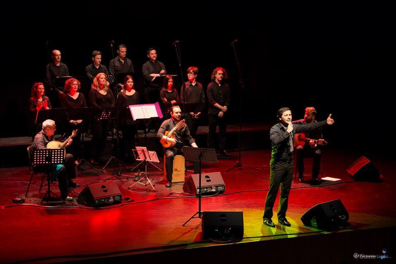 El famoso cantante de Ayamonte Juan Santamaría, durante una actuación de música sacra.
