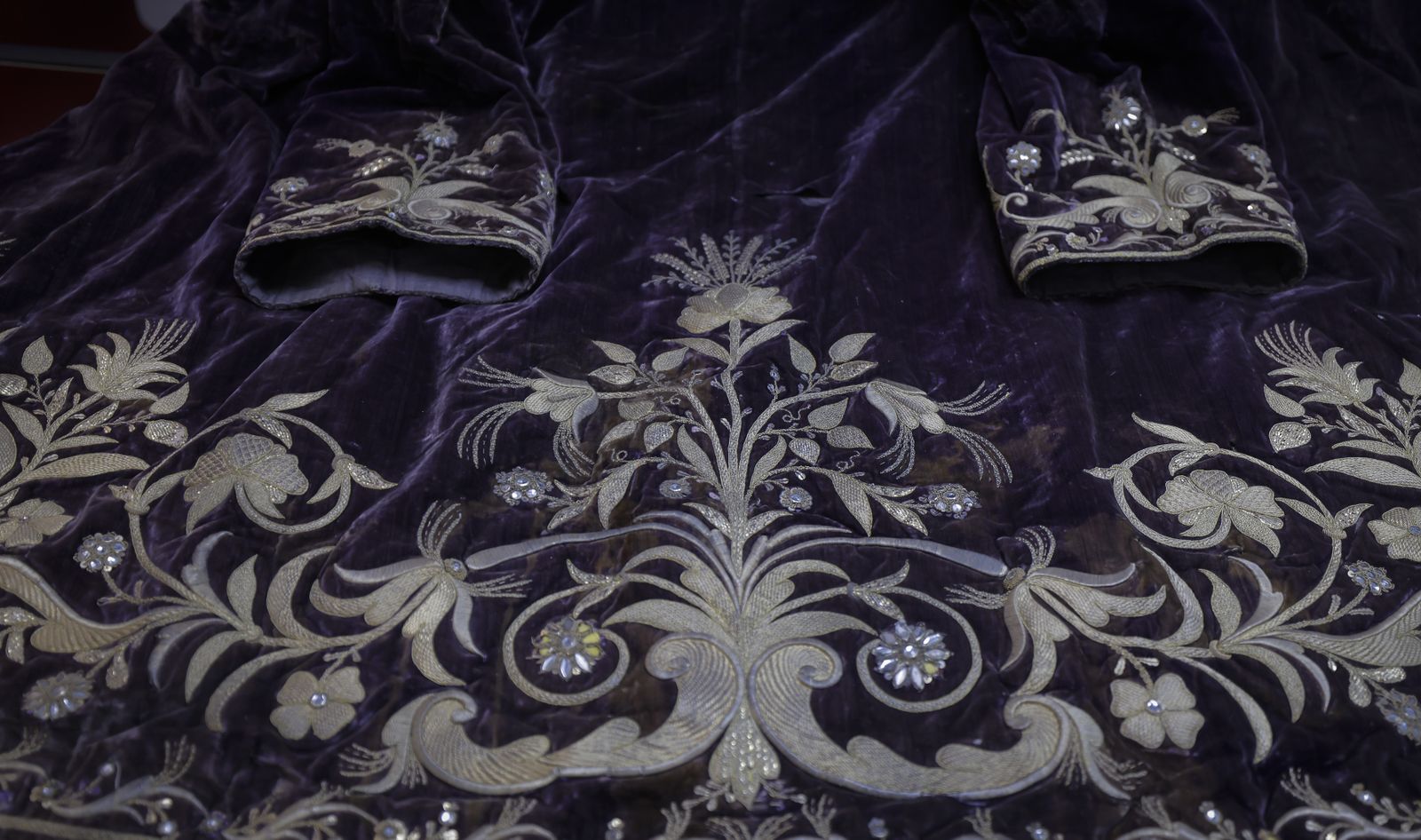 La túnica, con bordados propios de finales del siglo XVIII y principios del XIX.