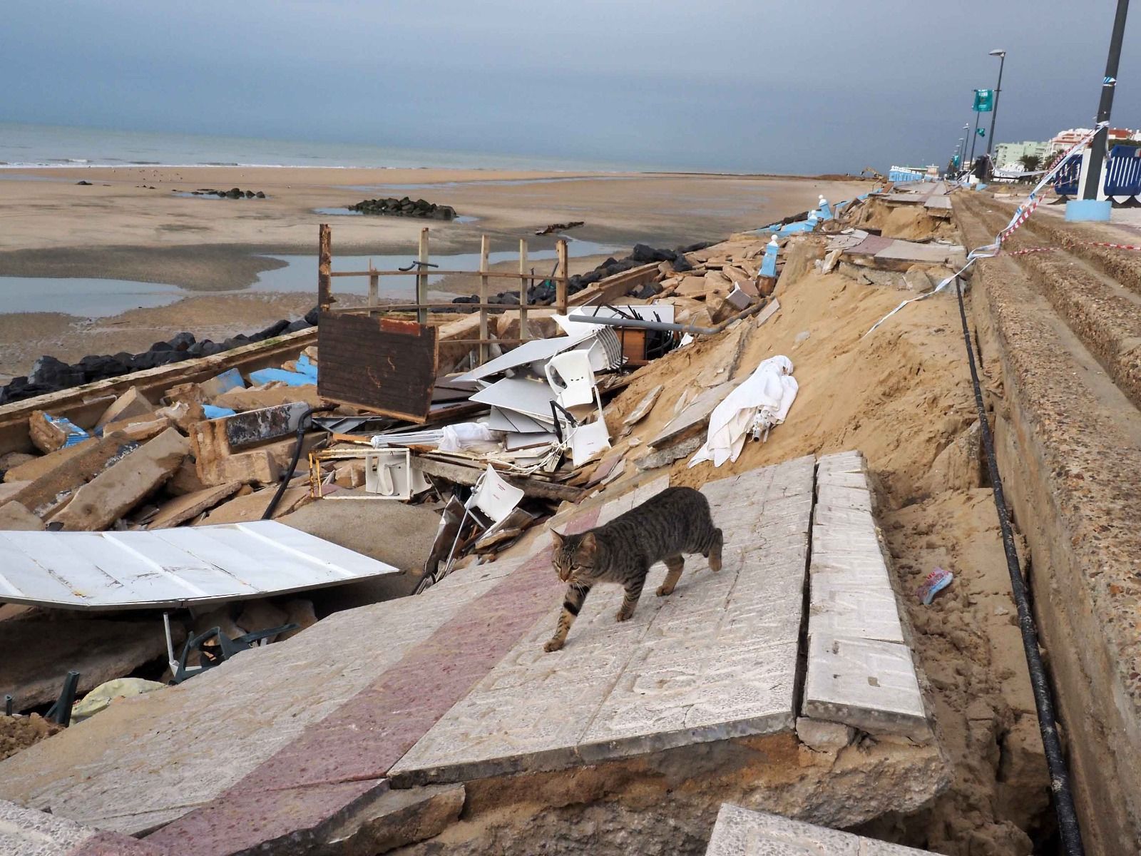 Las fotos de los destrozos del temporal en el paseo marítimo de Matalascañas