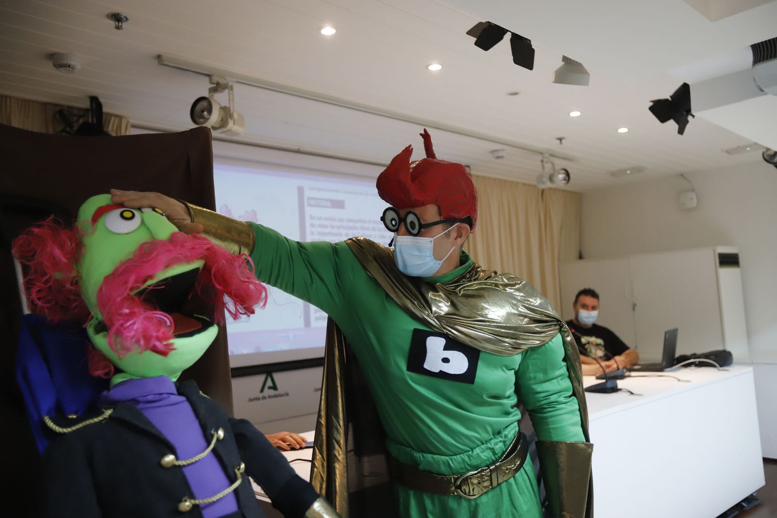 El superhéroe Biblos enseña a los niños el valor de las bibliotecas en Huelva