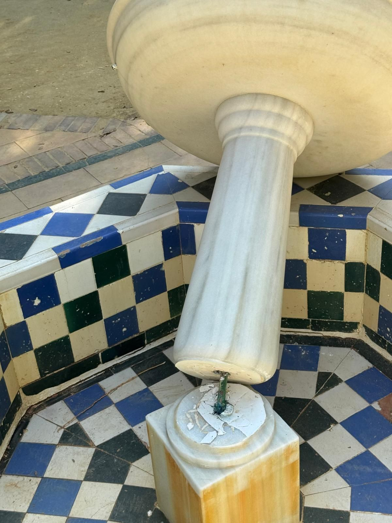 La fuente rota por su base.