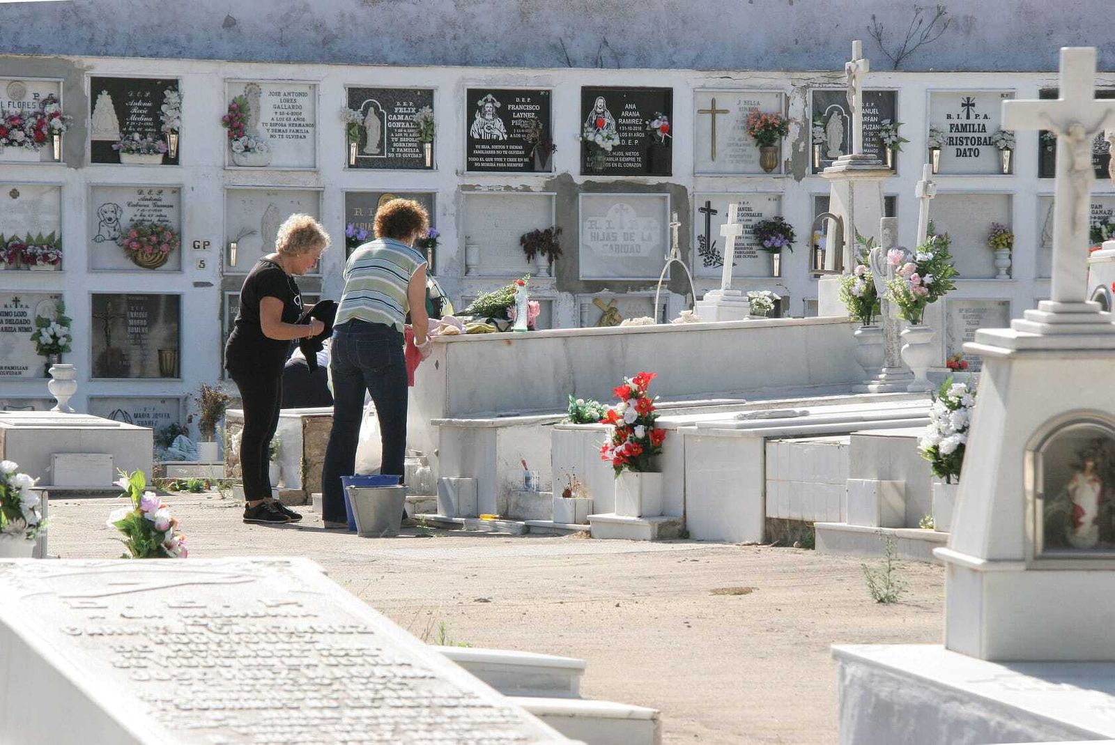 El cementerio se prepara para el Día de Todos los Santos