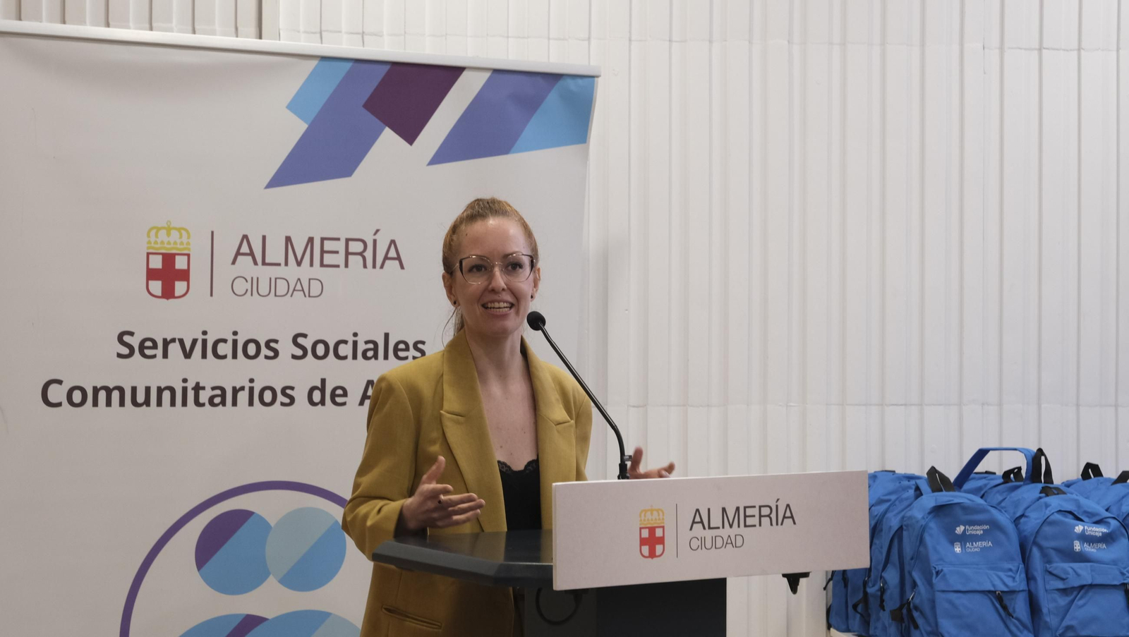 Entrega de material escolar a familias vulnerables, en imágenes