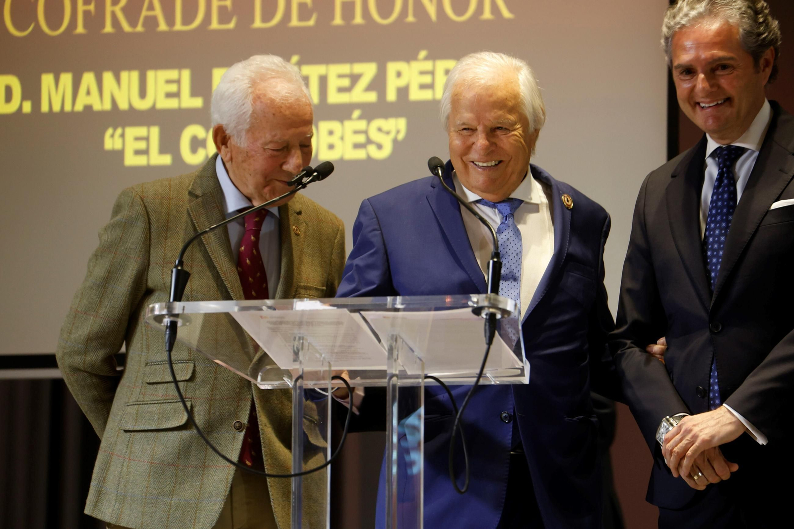 El Cordobés, cofrade de honor de la Cofradía Gastronómica del Rabo de Toro