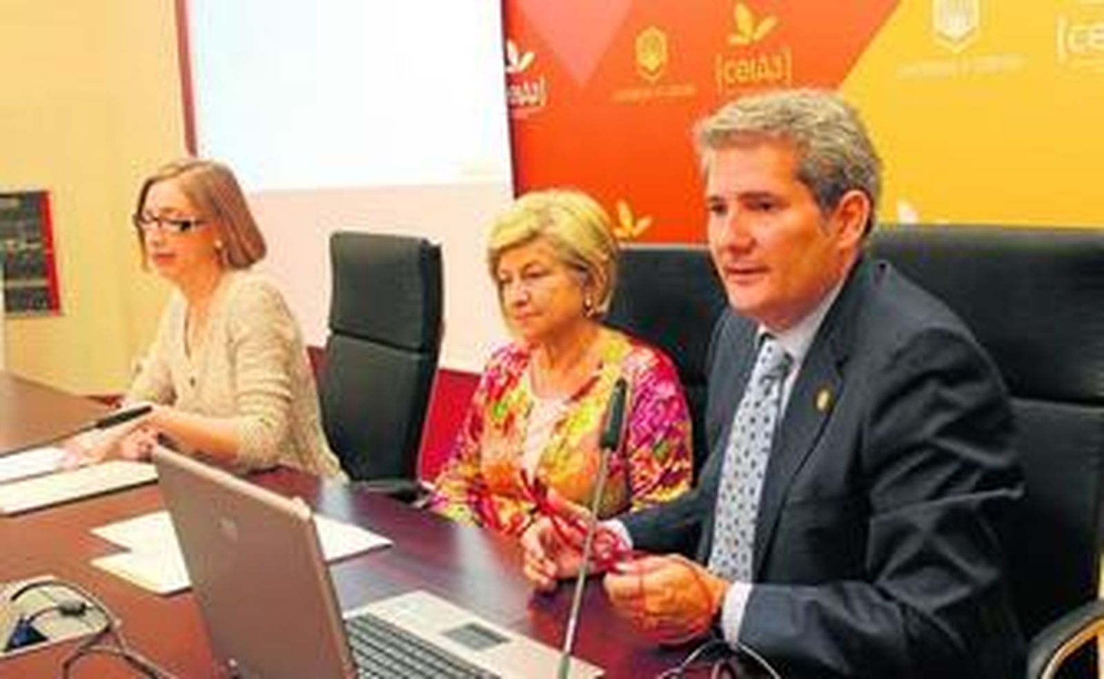 Montero, Galán y Blanco durante la presentación de la iniciativa en el Rectorado.