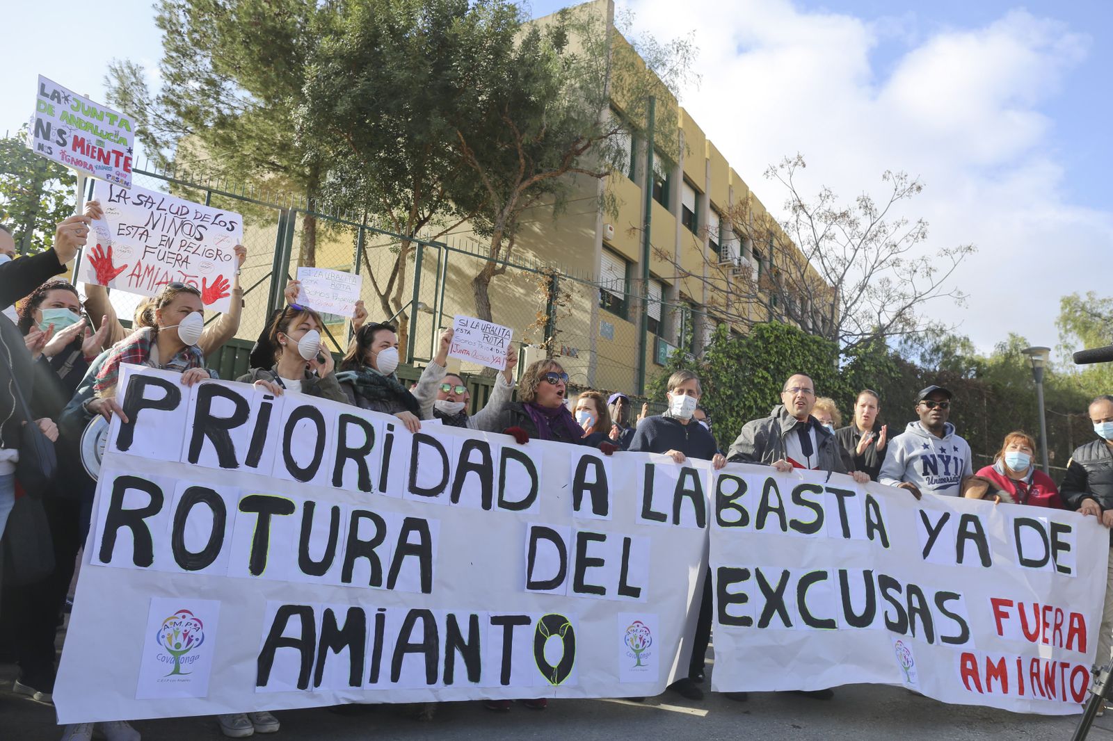 Carteles y mascarillas en la protesta de ayer, en el CEIP Los Ángeles.