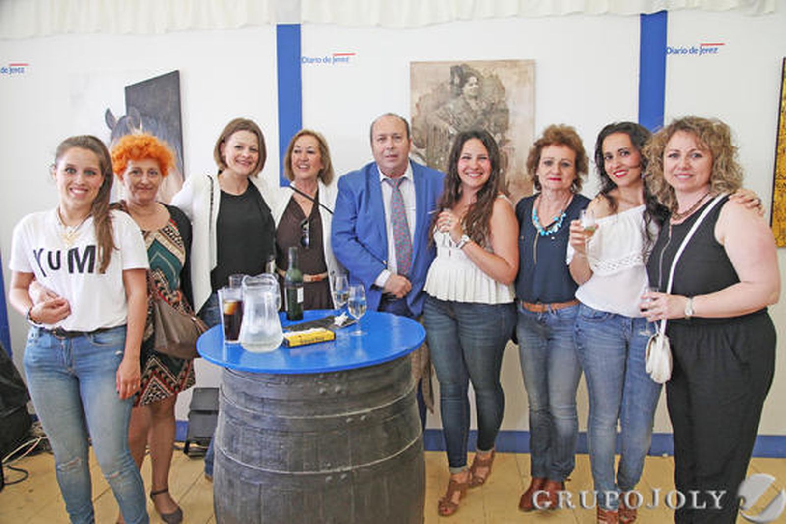 Las trabajadoras de la guardería Colorines con Benjamín Sánchez, a media tarde de ayer en la caseta. 

Foto: Vanesa Lobo