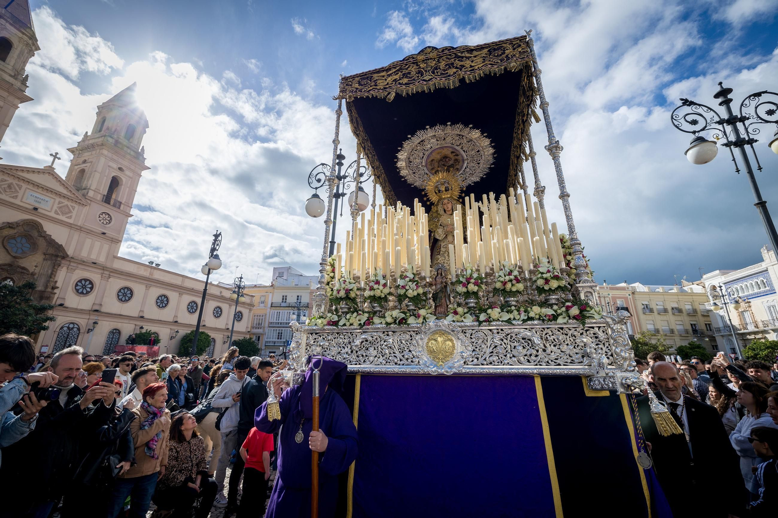 Imágenes de la salida de Columna en la Semana Santa de Cádiz 2025