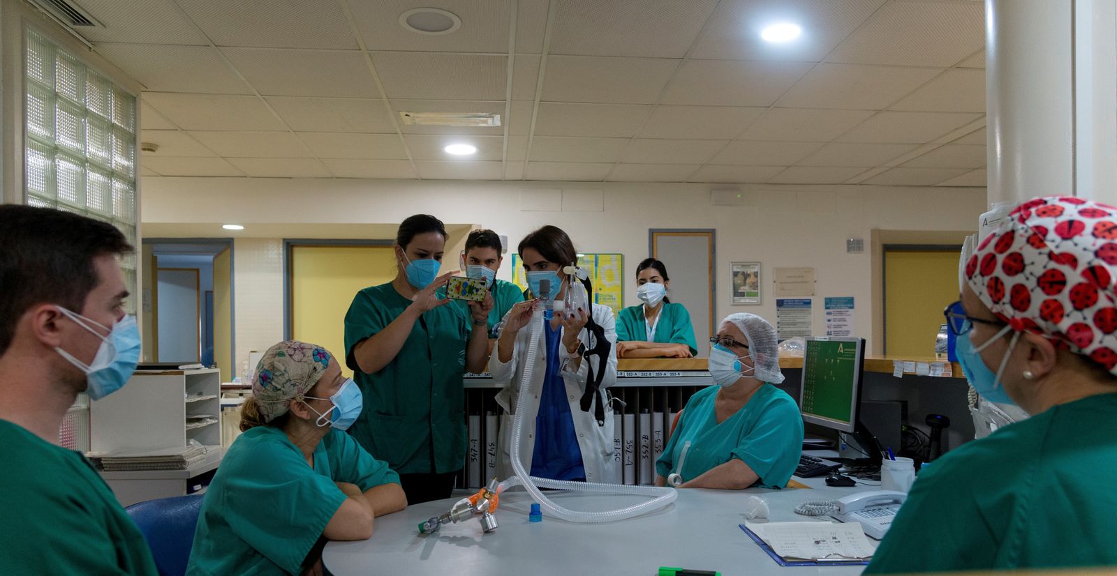 Varios médicos asisten a la explicación de un respirador en una unidad covid del Reina Sofía.