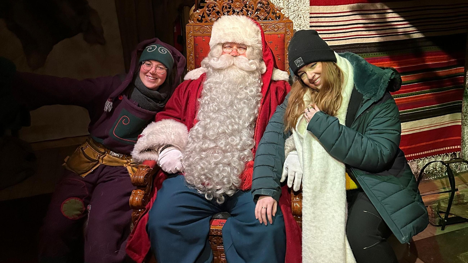 Clara Garrido con Papá Noel y un elfo.