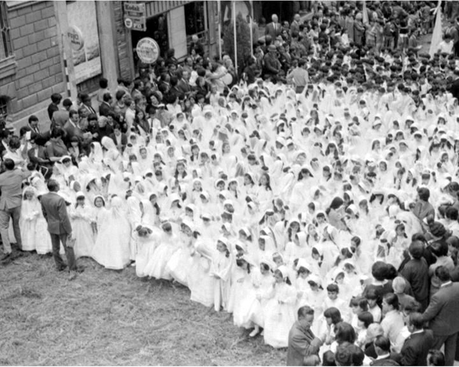 Niños y niñas de la Primera Comunión que acompañan al cortejo.