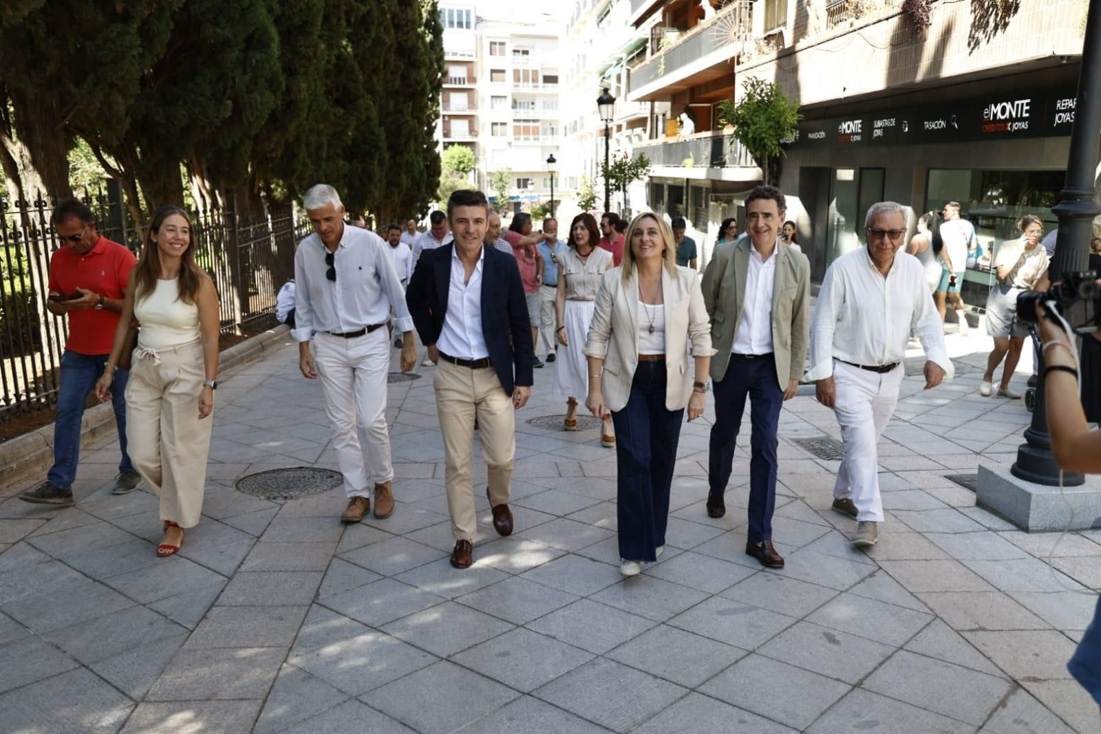 El secretario general del Partido Popular de Granada, Jorge Saavedra, junto a la alcaldesa de la ciudad, Marifrán Carazo