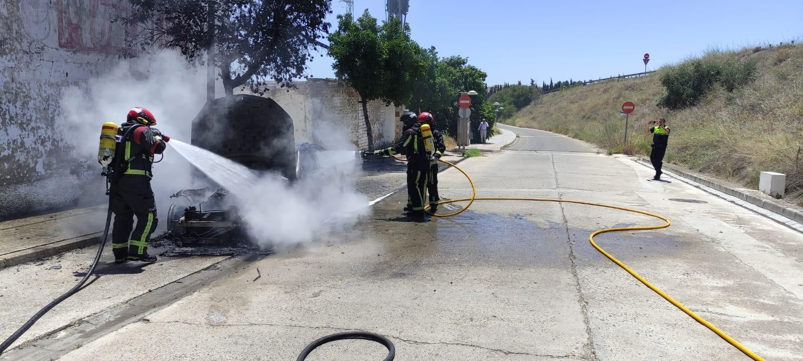 El coche siniestrado en Montilla ha quedado muy dañado.
