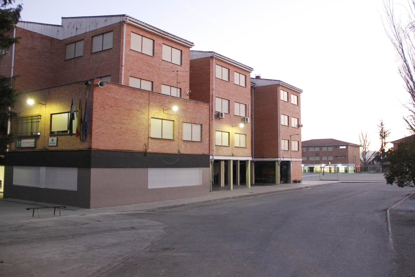 Fachada del CEIP Sierra Elvira, en Granada.