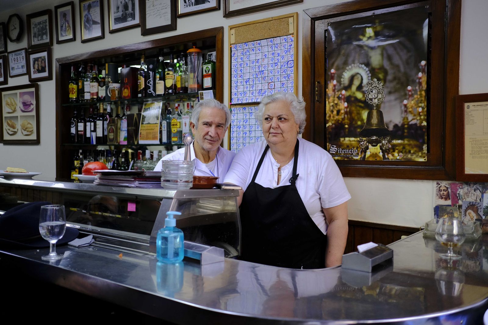Rafael y Paqui tras la barra de su bar