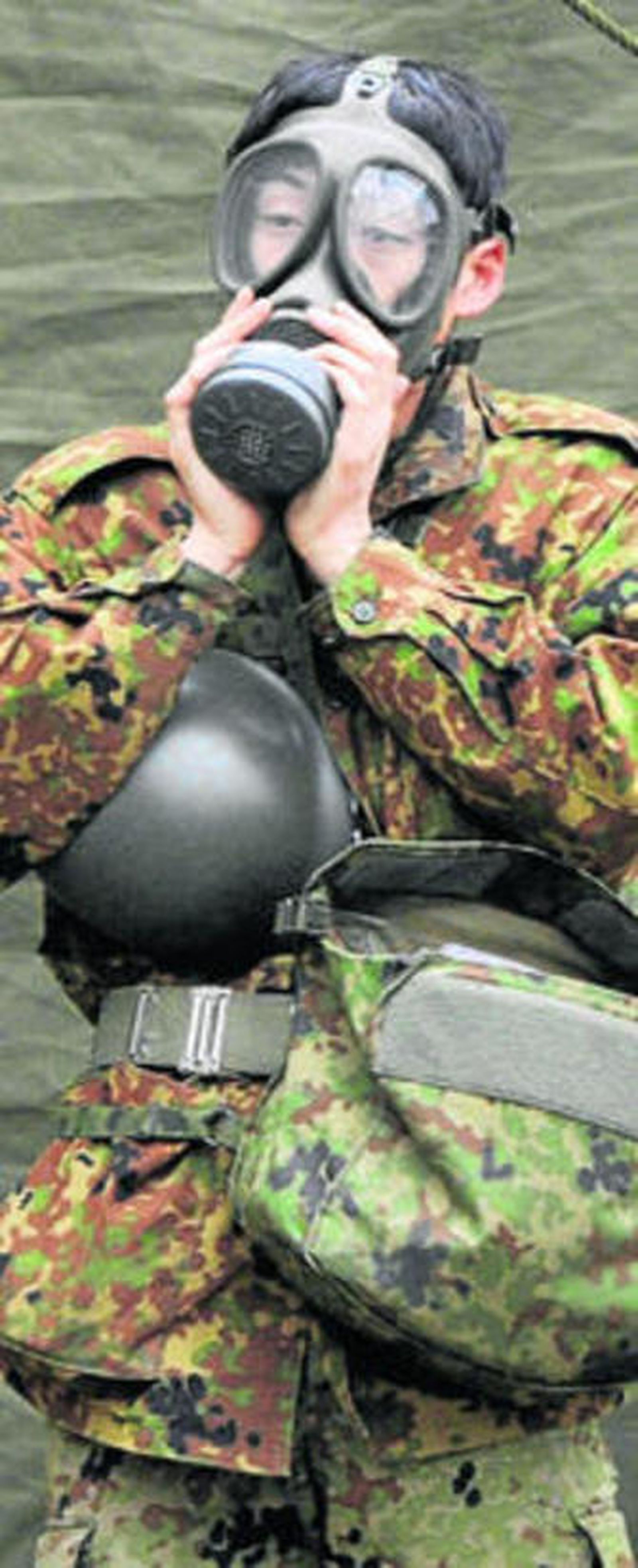 Un soldado se ajusta la máscara antigas cerca de Fukushima.