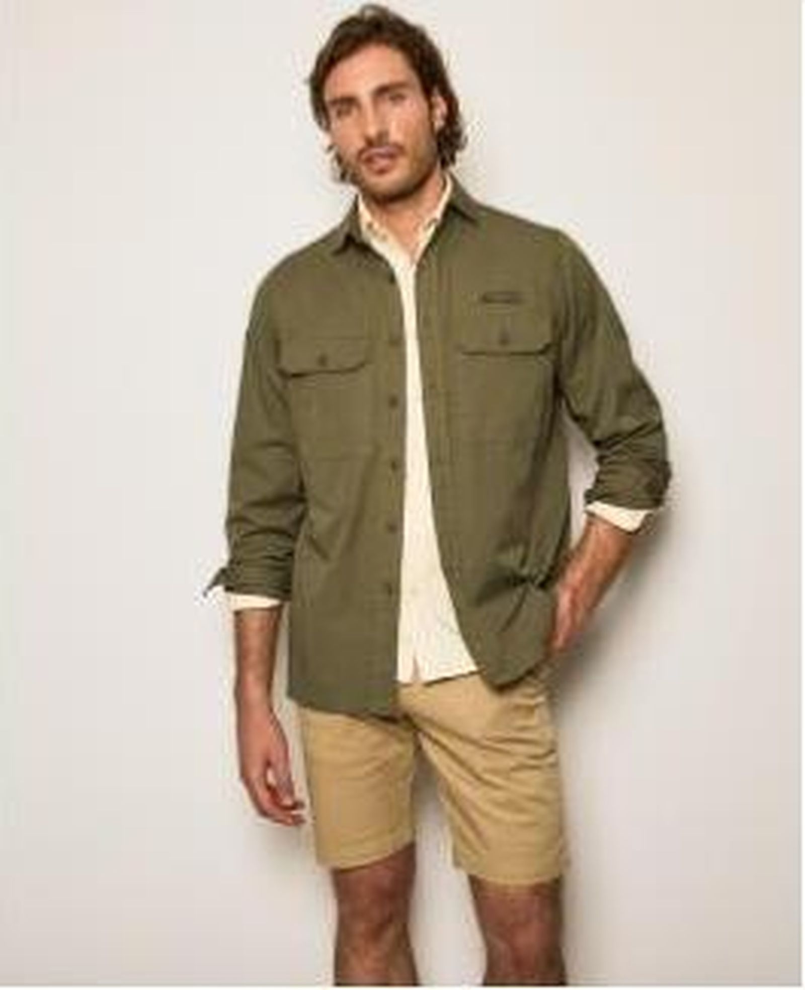 Looks bohemio con sobrecamisa.