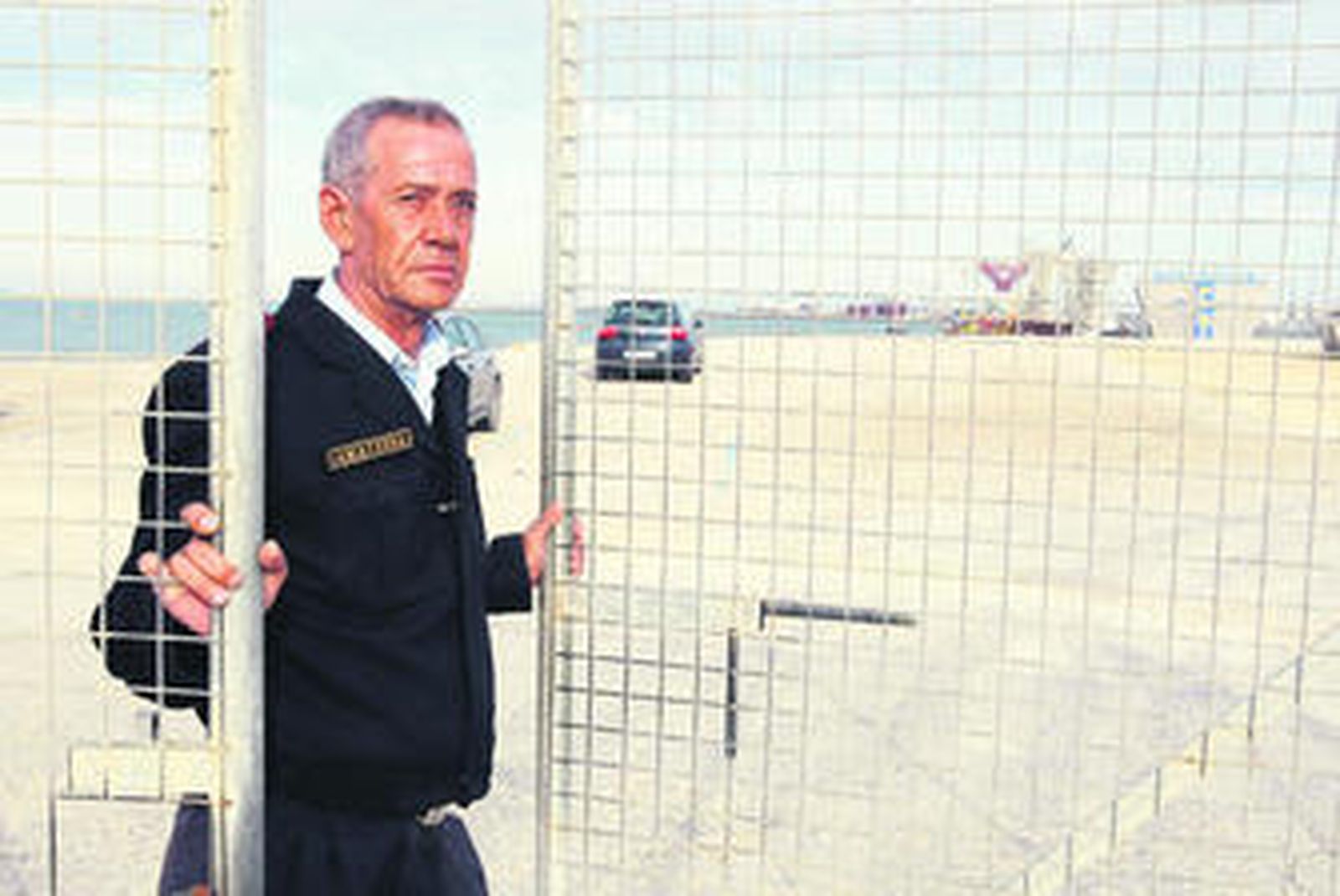 José Gómez en las puertas que dan acceso a las obras del segundo puente sobre la Bahía.