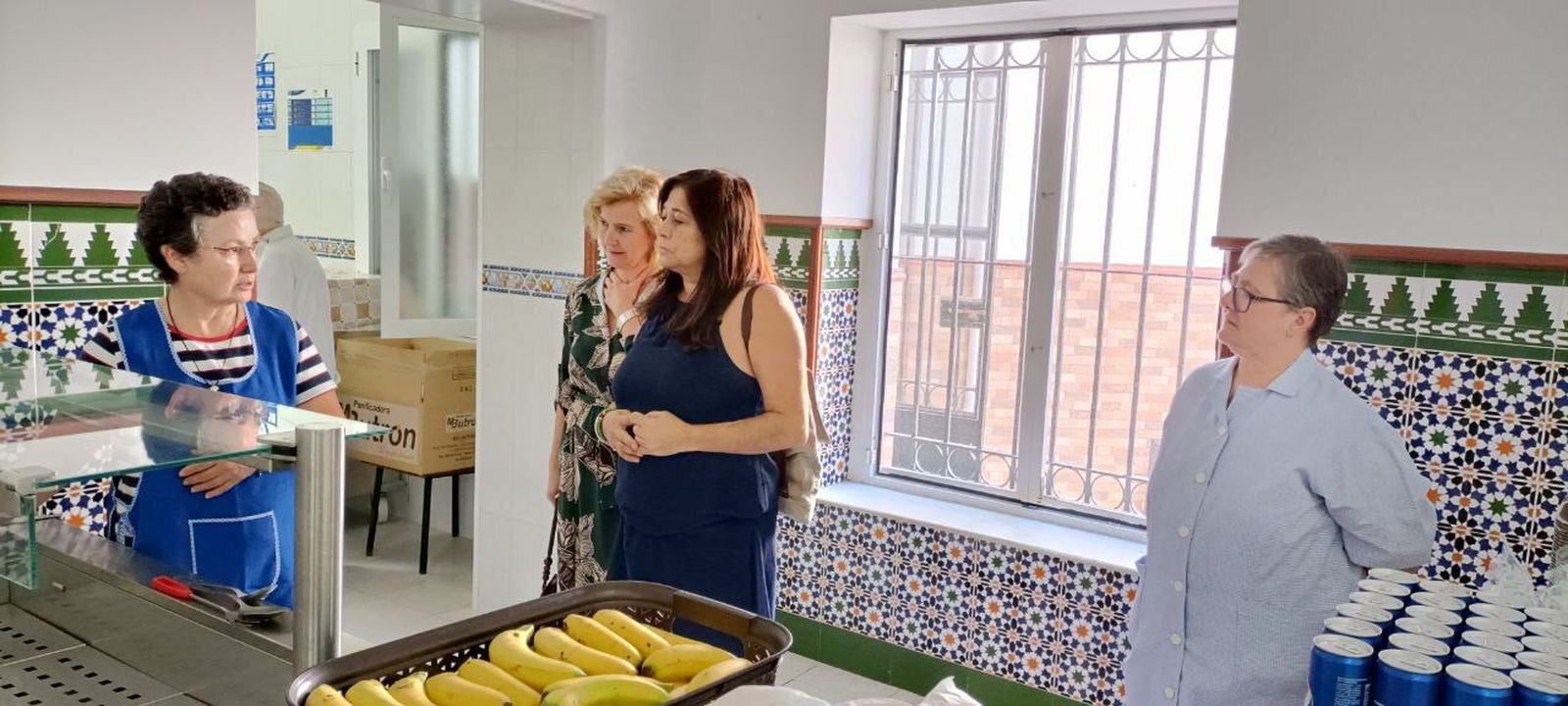 La edil de Asuntos Sociales, durante la visita al comedor.