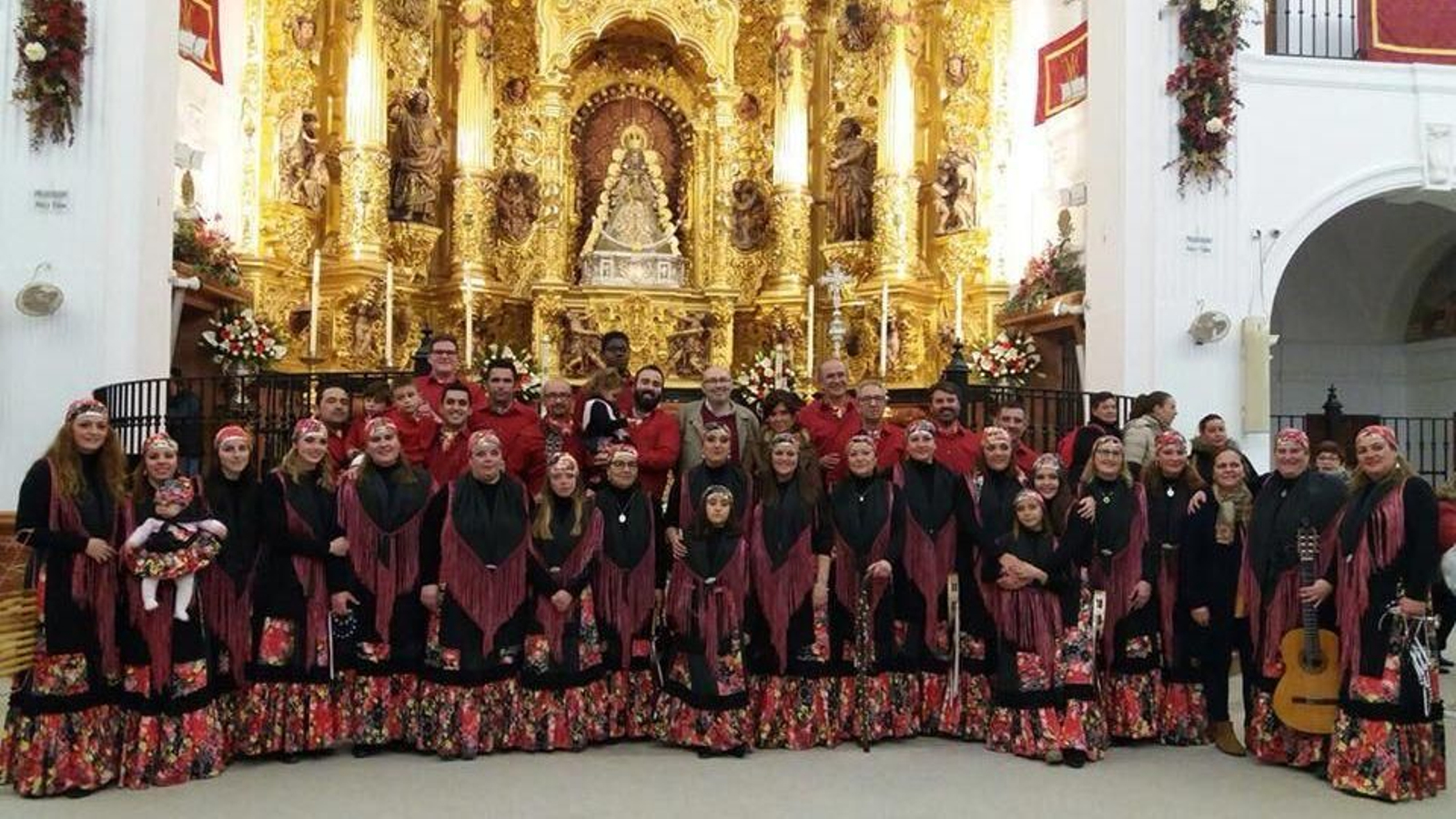 Integrantes del coro ante la Virgen del Rocío de Almonte.