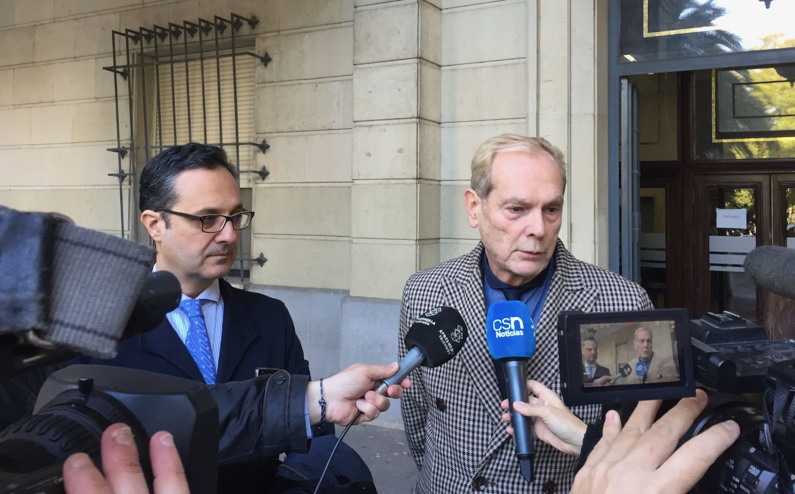 Los abogados del sargento, Diego Silva (izquierda) y Enrique Rojo, atienden a los periodistas