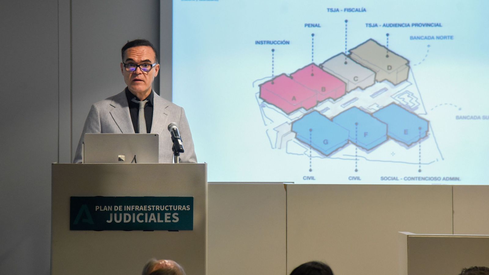 Pedro Portillo, uno de los arquitectos del proyecto, con una infografía de la distribución de los edificios detrás.