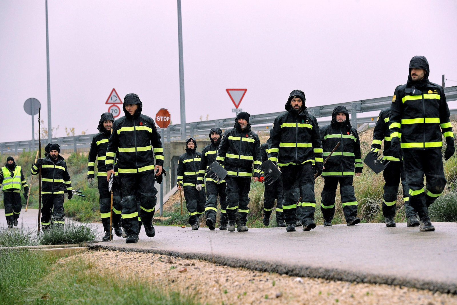 La Unidad Militar de Emergencias (UME) y el escuadrón de caballería de la Guardia Civil, el martes durante la búqueda de Marta Calvo en los altrededores de la localidad valenciana de Manuel. La Unidad Militar de Emergencias (UME) y el escuadrón de caballería de la Guardia Civil, el martes durante la búqueda de Marta Calvo en los altrededores de la localidad valenciana de Manuel.